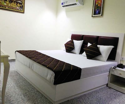 https://imgcld.yatra.com/ytimages/image/upload/t_hotel_yatra_city_desktop/v1439984062/Domestic Hotels/Hotels_New Delhi/Hotel Grand Godwin Inn/Bedroom.jpg